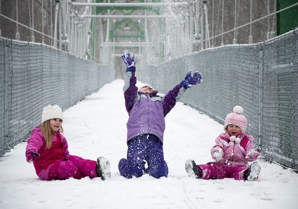 ¿ COMO PROTEGER A LOS NIÑOS DEL FRIO ?